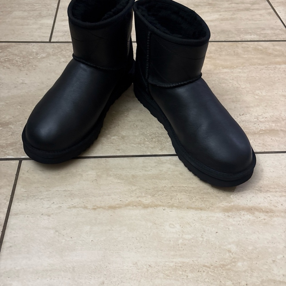 UGG CLASSIC MINI PEARLIZED LEATHER BLACK SHEEPSKIN WOMEN'S BOOTS SIZE US 9 - Picture 15 of 15